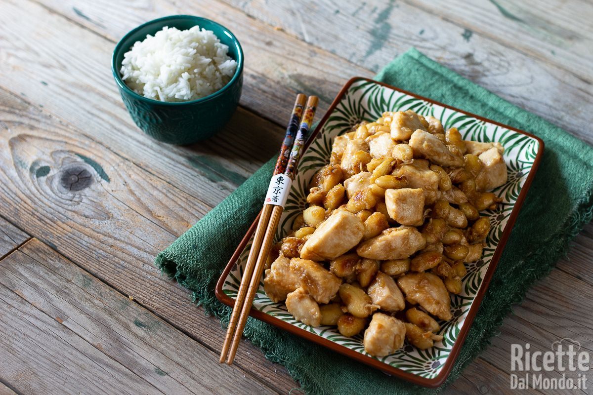 Pollo alle mandorle. La ricetta originale per un piatto orientale aromatico!