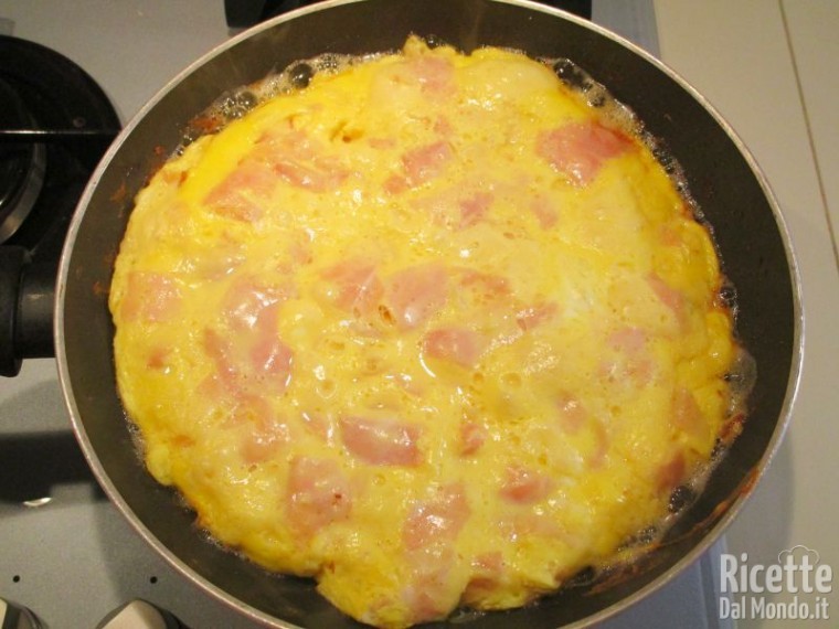 Frittata con prosciutto cotto e formaggio 8
