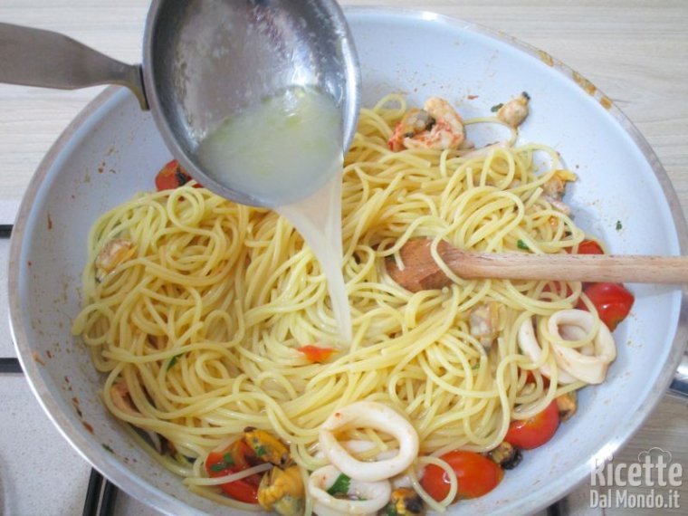 Insaporire gli spaghetti con l'acqua di cottura