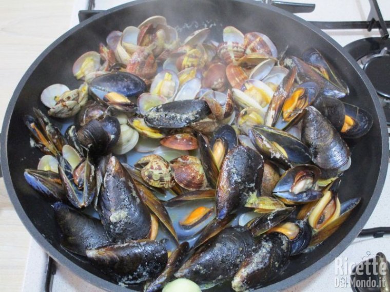Aggiungere cozze e vongole
