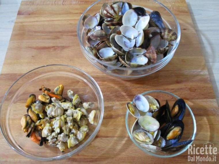 Sgusciare cozze e vongole