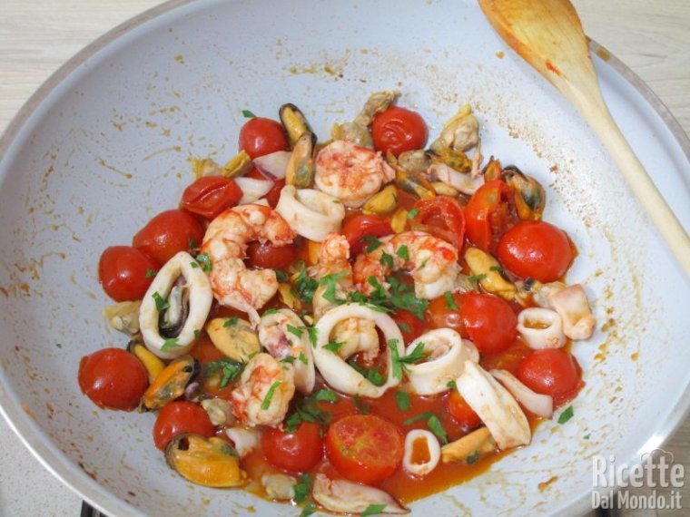 Unire i crostacei e i molluschi al sugo degli spaghetti