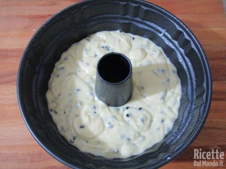 Ciambella allo yogurt con gocce di cioccolato 4