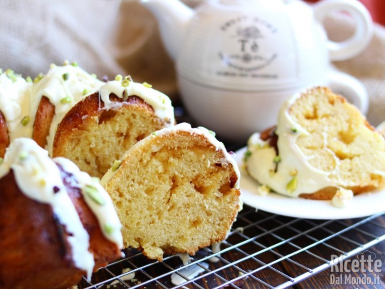 Semplice ciambella al cioccolato bianco