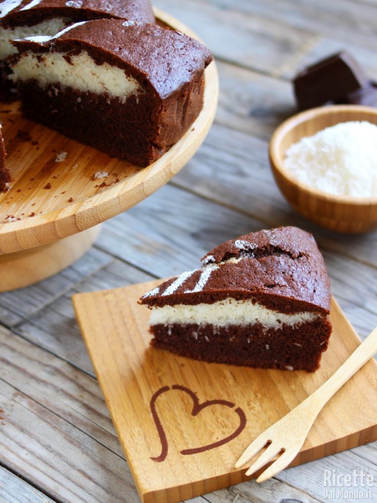 Torta al cioccolato con cuore al cocco grattugiato