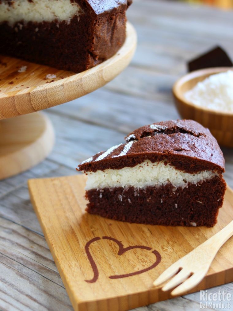 Torta al cioccolato con cuore al cocco fresco