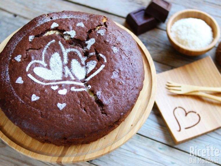 Torta morbida al cioccolato con cuore di cocco