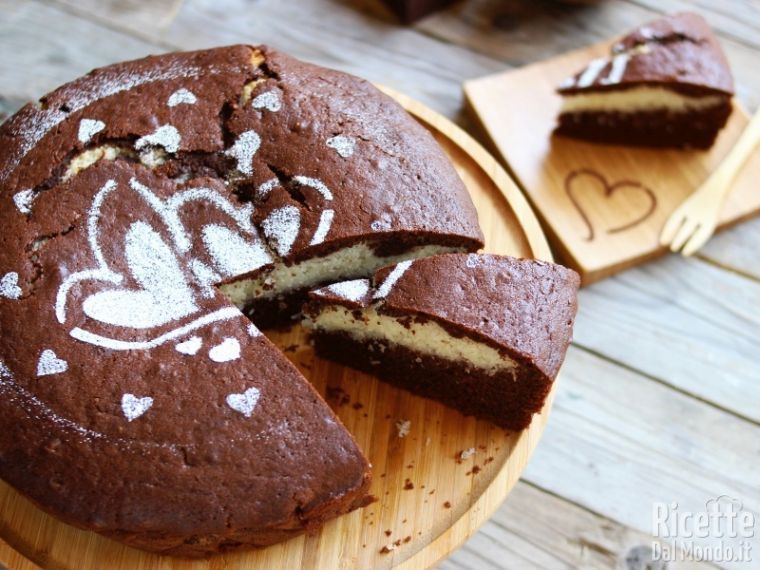 Torta al cioccolato con cuore al cocco