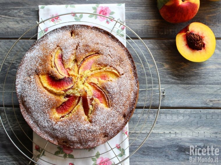 Servire la torta di pesche semplice