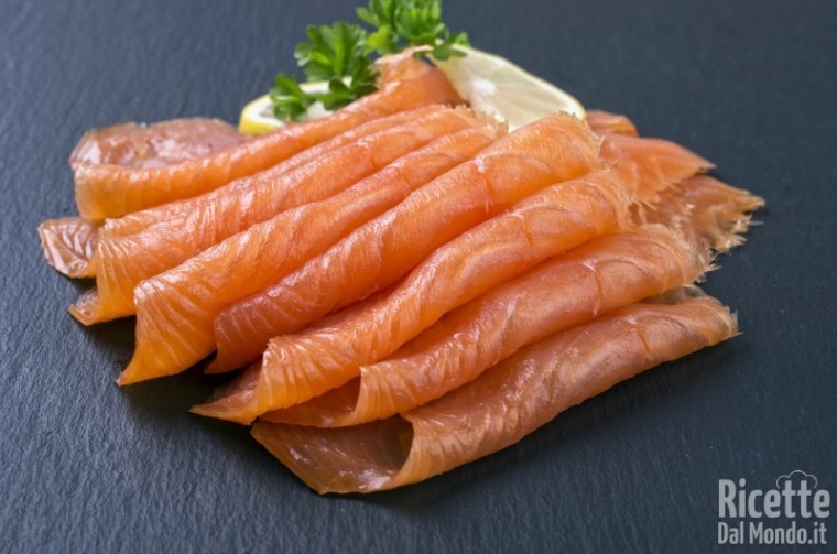 10 alimenti ricchi di sale salmone affumicato