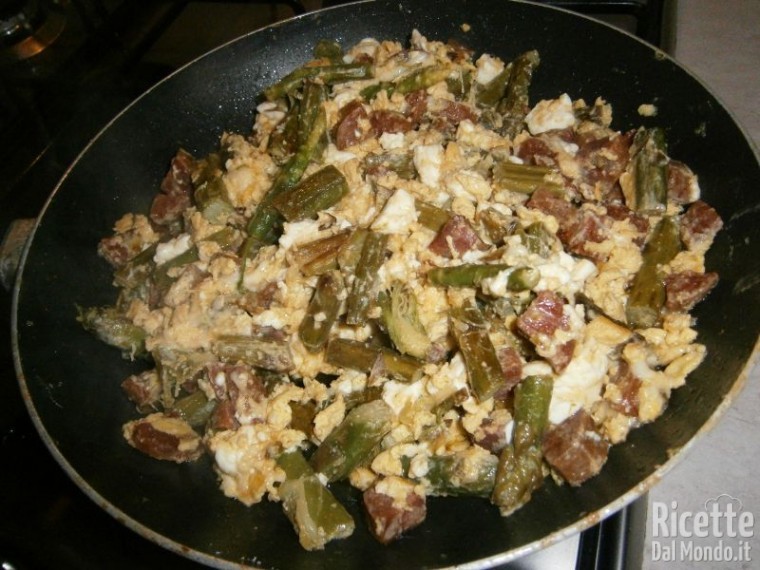 Ricetta Asparagi con Salsiccia Uova e Primosale