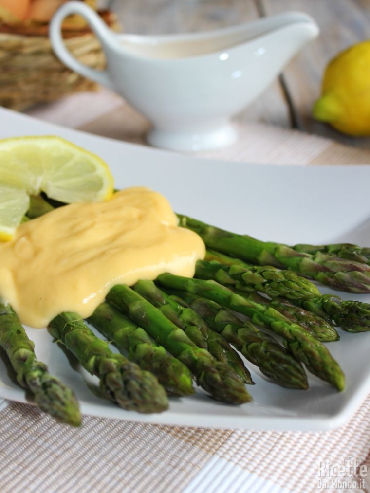 Come fare gli asparagi in salsa olandese
