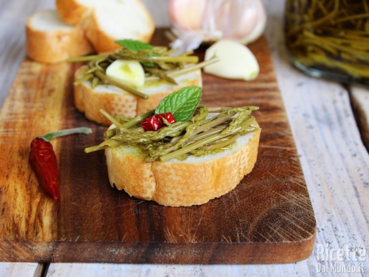 Asparagi sott'olio selvatici