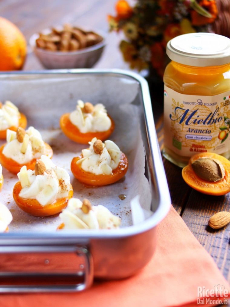 Albicocche al forno con miele d'arancio