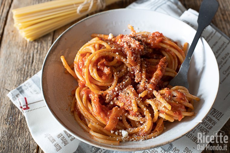 Bucatini all'amatriciana (La ricetta originale della tradizione laziale)