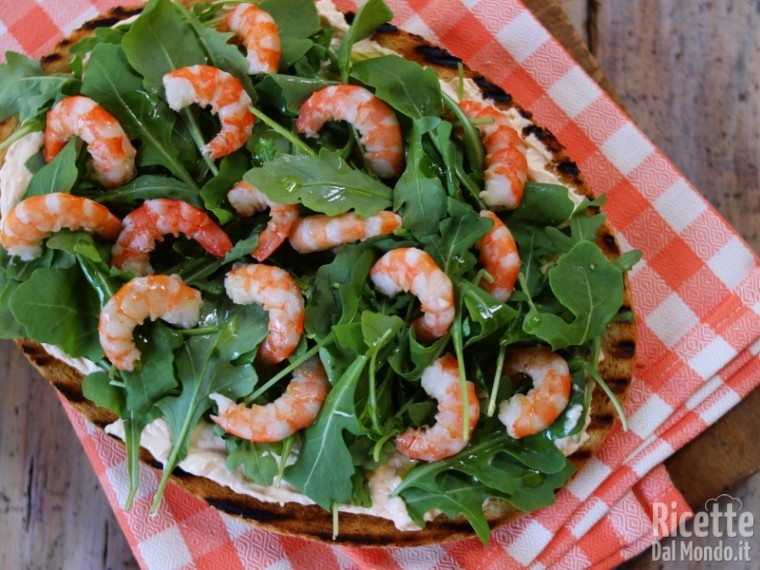 bruschettona con crema di salmone e gamberetti semplice