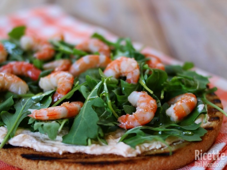 Ricetta bruschettona con crema di salmone e gamberetti