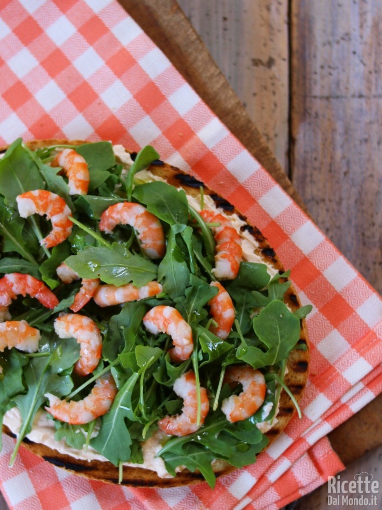 Gustosa bruschettona con crema di salmone e gamberetti