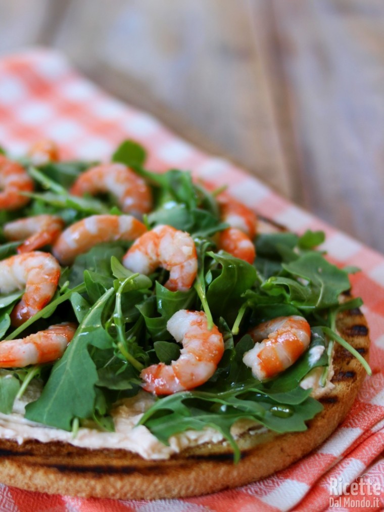 Come fare la bruschettona con crema di salmone e gamberetti