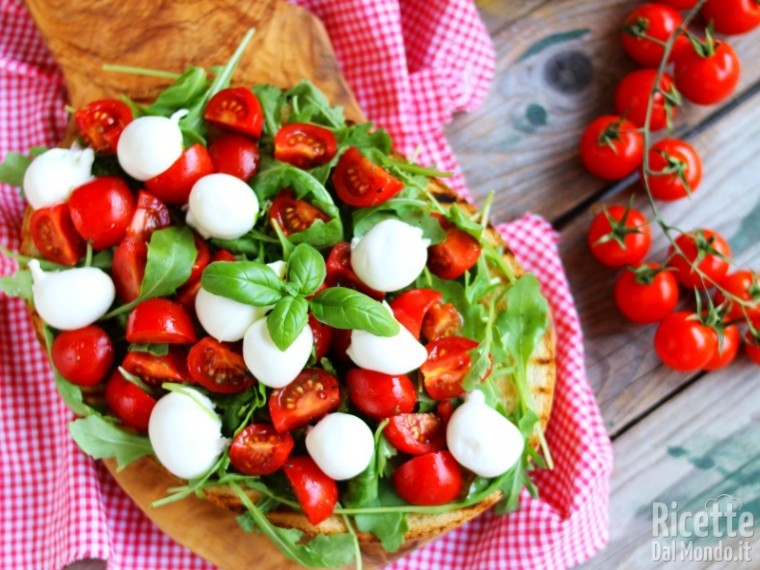 Ricetta bruschettona con mozzarella e pomodorini