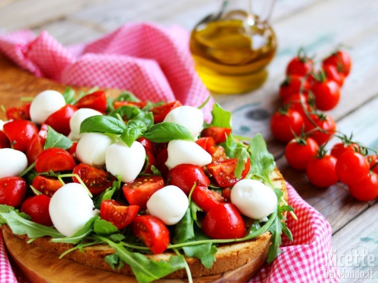Semplice bruschettona con mozzarella e pomodorini