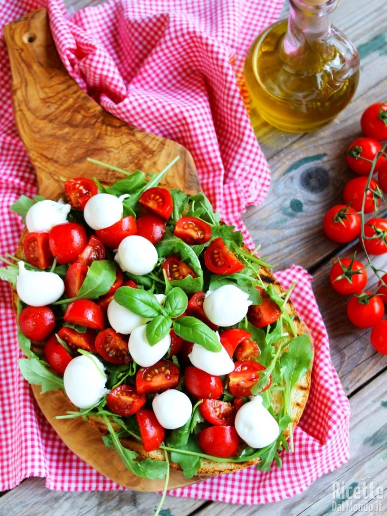 Come fare la bruschetta con mozzarella e pomodorini