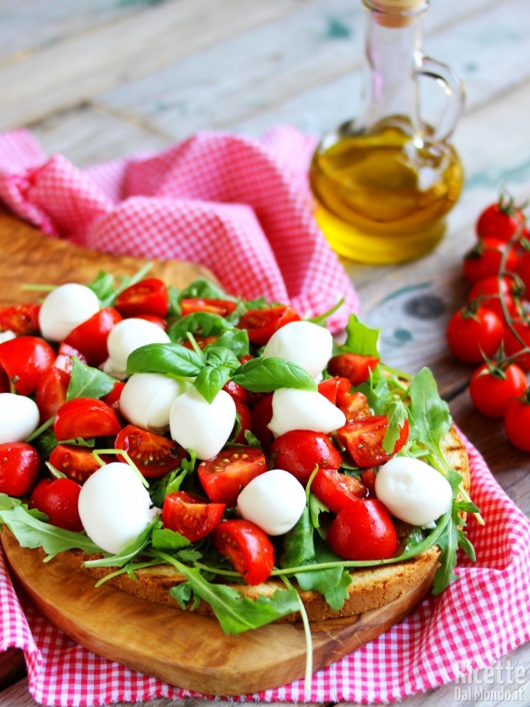 Deliziosa bruschettona con mozzarella e pomodorini