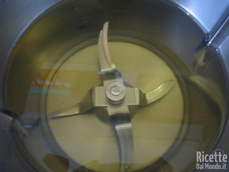 Aggiungere il liquore Strega