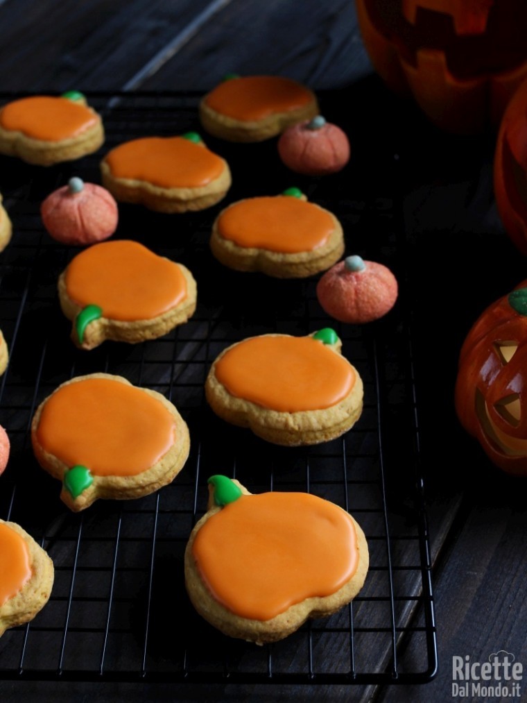 Come fare i biscotti di zucca glassati