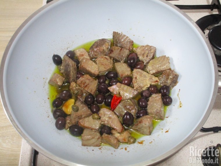 Bocconcini di tonno con olive e capperi 5