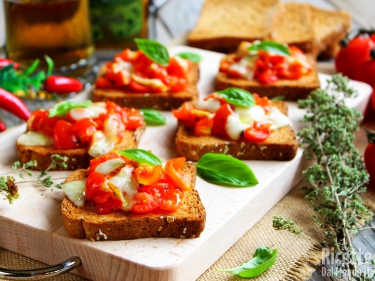 Semplici bruschette con le fette biscottate