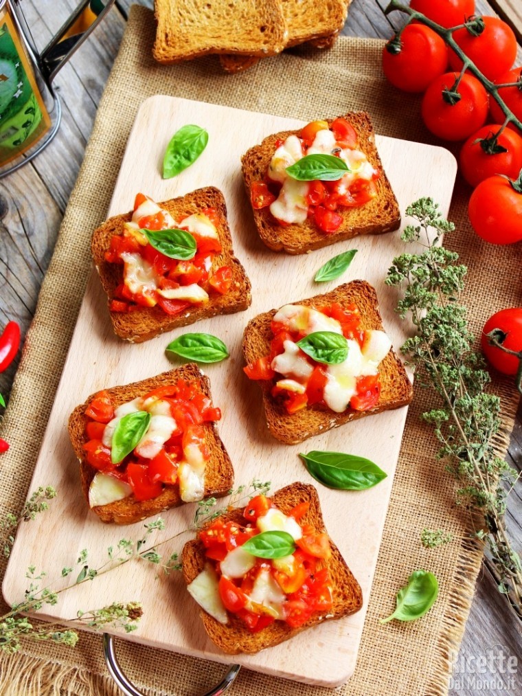 Come fare le bruschette veloci con le fette biscottate