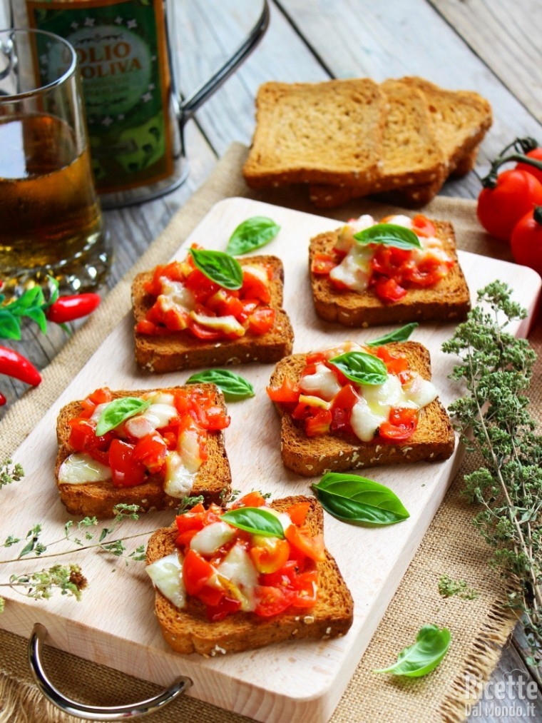 Come fare le bruschette veloci di fette biscottate