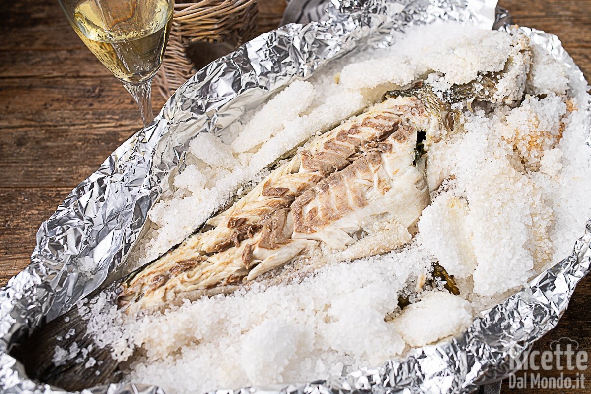 Branzino (o spigola) al sale. La ricetta per farlo perfetto in pochi minuti!