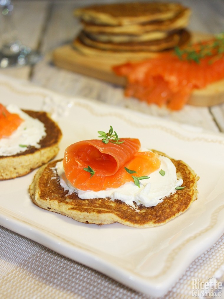 Soffici blinis integrali con trota affumicata