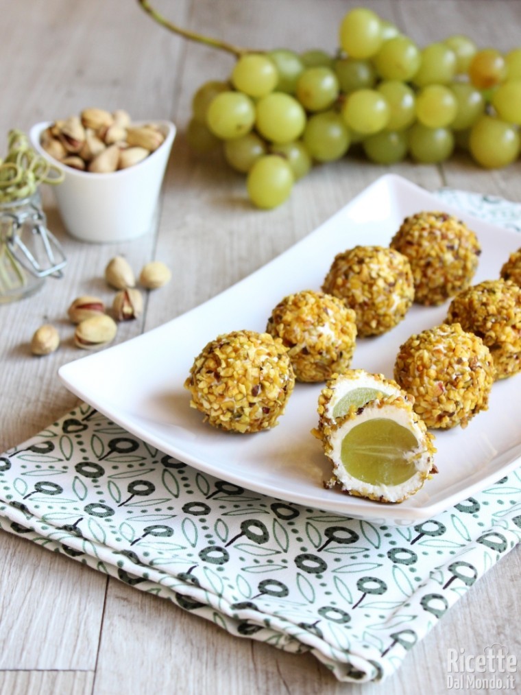 Come fare i bocconcini di uva al formaggio