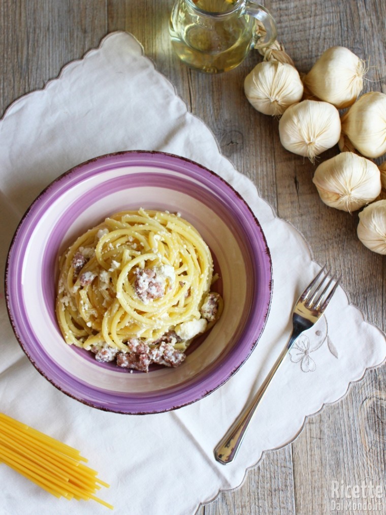 Come fare i bucatini con ricotta e salsiccia