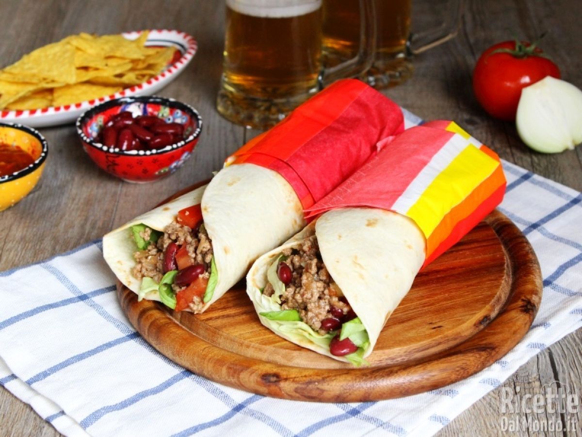 Burritos di carne, tacos de harina. Ricetta messicana.