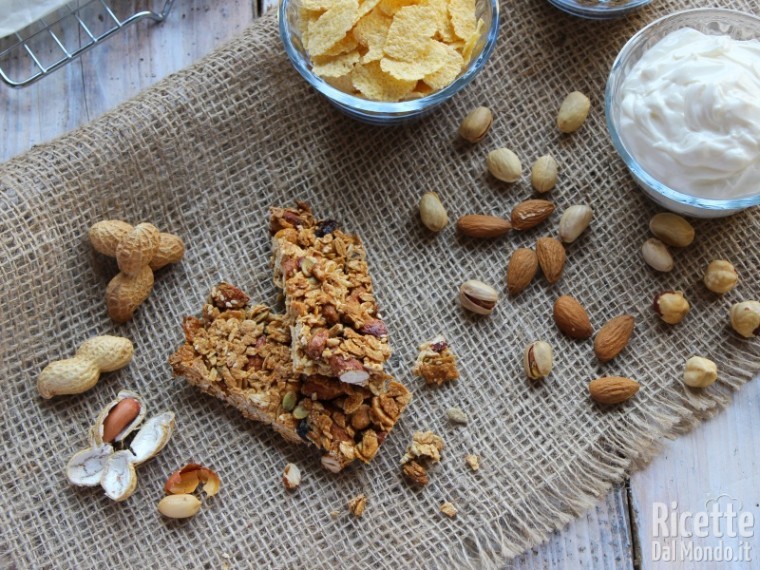 Barrette ai cereali e frutta secca fatte in casa