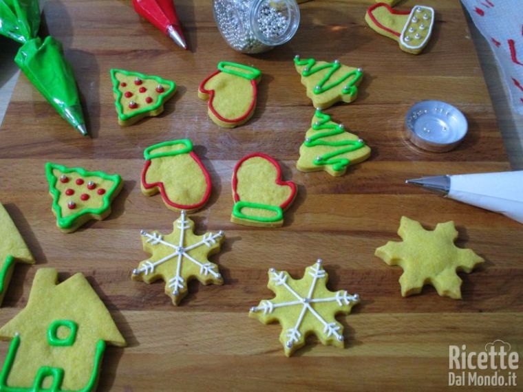 Biscotti Per Albero Di Natale Quanto Durano.Biscotti Di Natale Decorati Semplici Ricettedalmondo