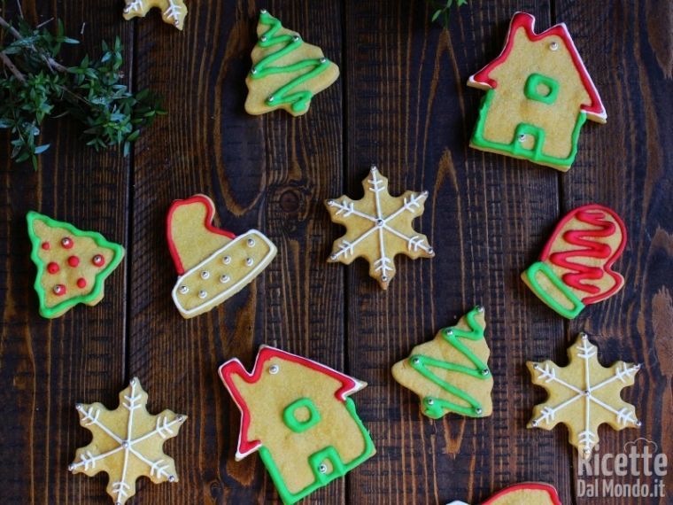 Biscotti Di Natale Per Decorare Lalbero.Biscotti Di Natale Decorati Semplici Ricettedalmondo