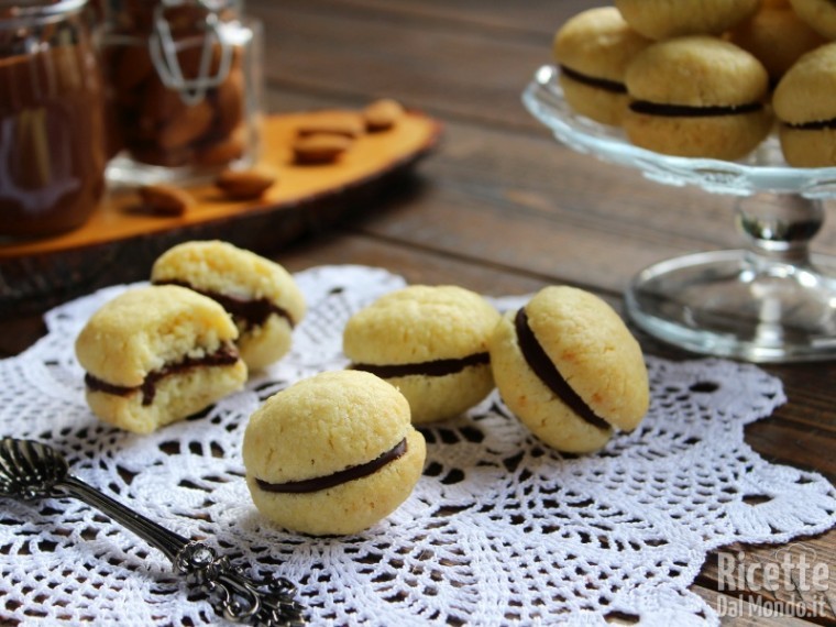 Baci di dama alle mandorle