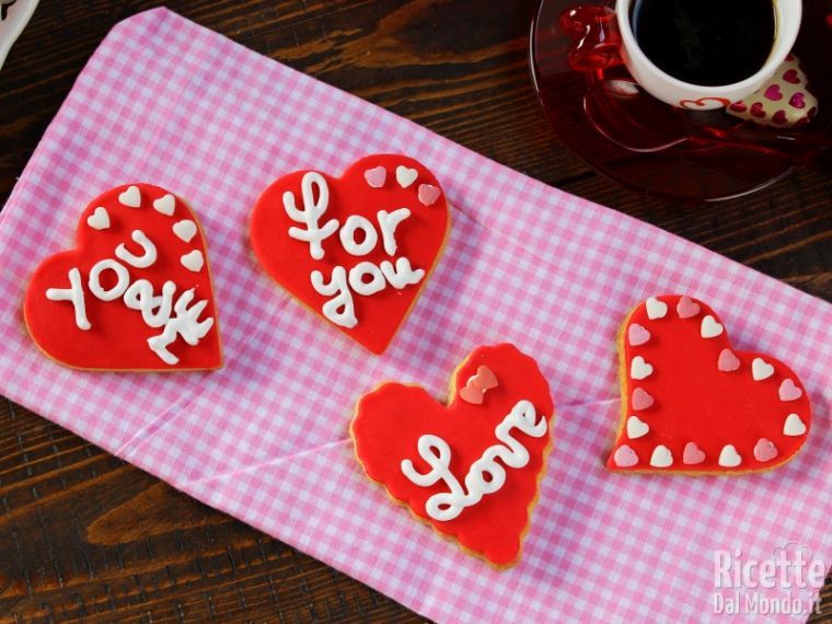 Biscotti di San Valentino a cuore decorati con pdz