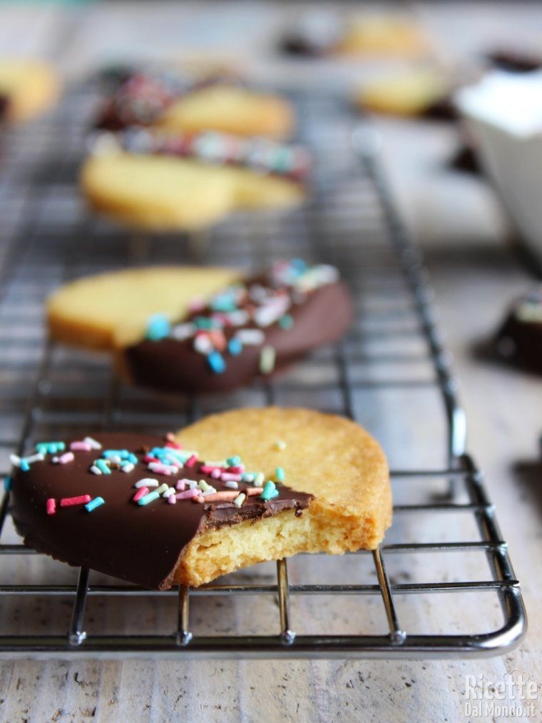 Come fare i Biscotti di frolla di carnevale
