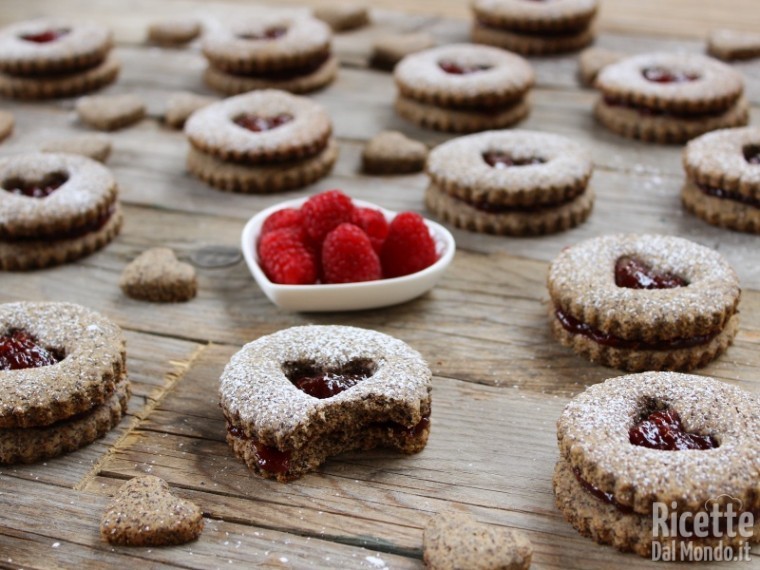 Biscotti di grano saraceno con confettura di lamponi