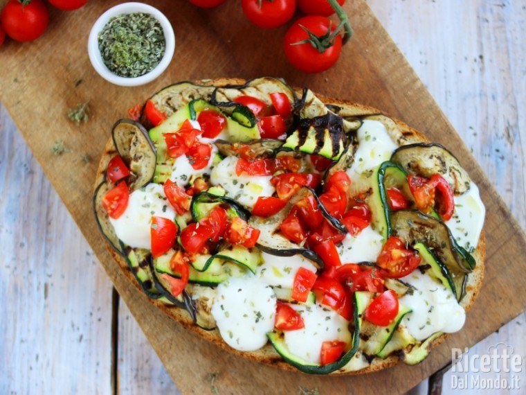 Bruschetta con verdure grigliate vegetariana
