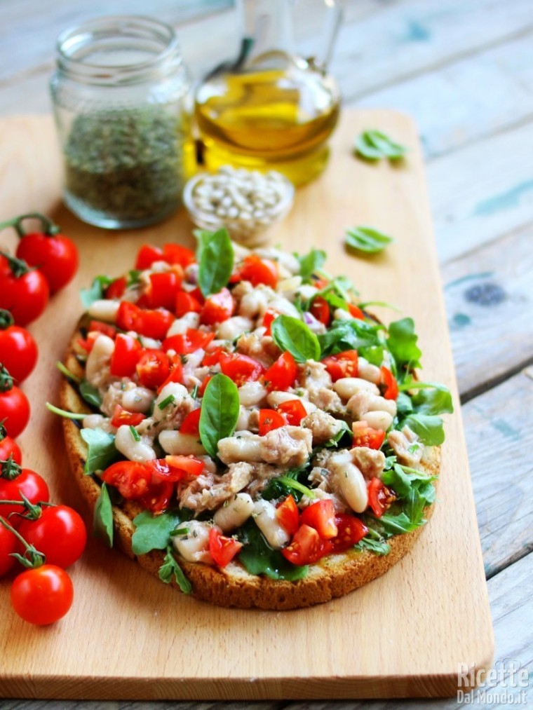 Semplice bruschetta con fagioli e tonno