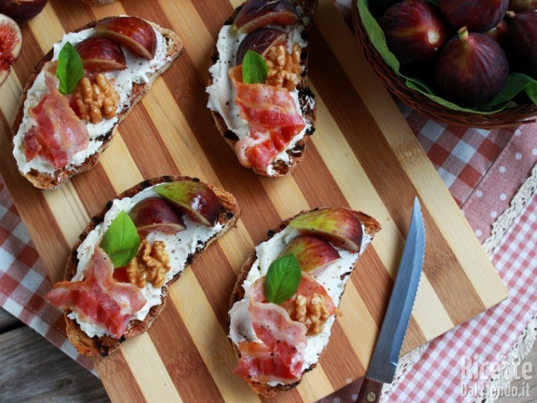 Bruschette di fichi e bacon croccante con miele