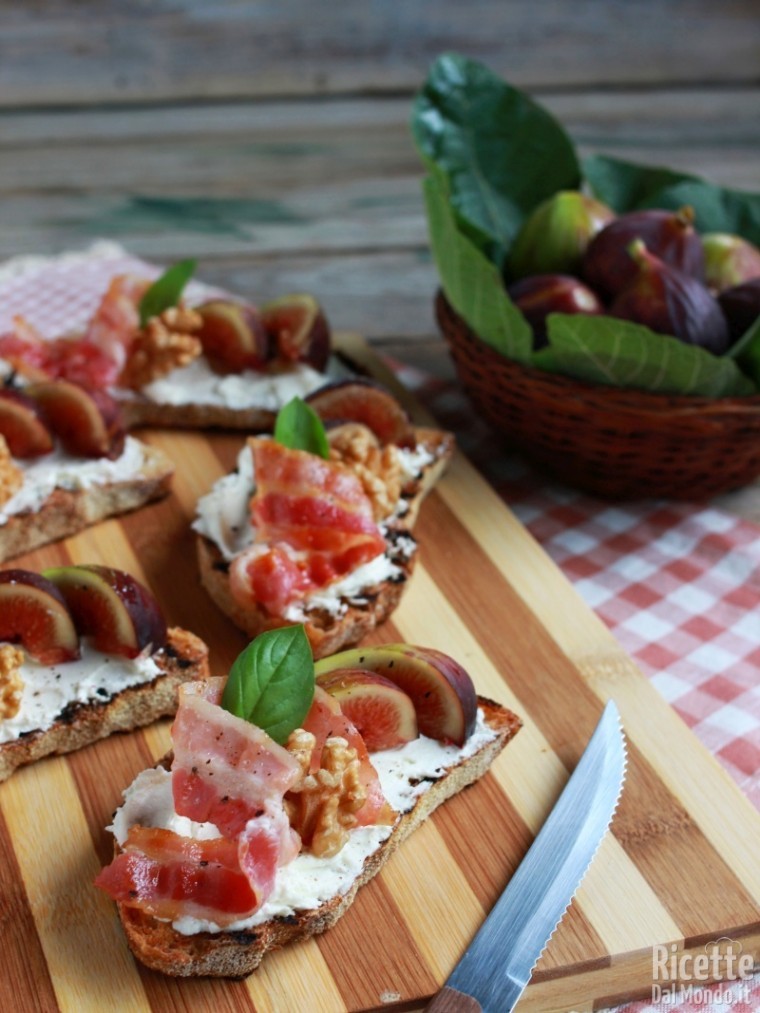 Come fare le bruschette di fichi e bacon croccante