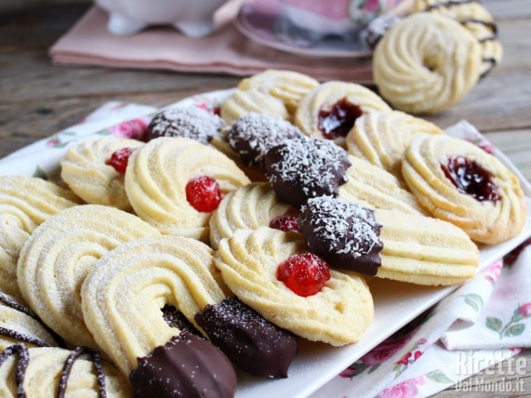 Servire i biscotti di frolla montata